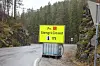 Opplysningsskiltet på Saltbotnkorsen kan bli stående enda ei stund framover.