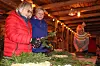 Her er Irene Lindseth Høvik, Ann Mari Mia Aune og Toril Wennevik i gang med binding.