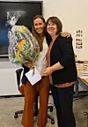 Sigbjørg Ulriksen fra bygdekvinnelaget overrakte blomster til Miriam Husby Stener etter hennes foredrag.