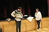 Adrian Jørgensen fikk en hjemmestrikket genser av Lisbeth Berg-Hansen som takk for at han stilte opp på Bindalskvelden.