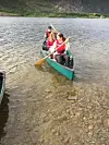 Henriette, Katrine og Brage er ute på kanotur.