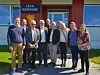Kommuneadminstrasjonen og Leka formannskap fikk besøk fra fylkeskommunen. Bak fra v. Alf Petter Tennfjord, Bjørn Arne Laugen og Åsmund Nilsen. Foran fra v. Kjetil Ollestad, Per Helge Johansen, Frank Jenssen, Ole Arnfinn Helmersen, Mari Mogstad, Solveig Slyngstad og Kristin Floa.
