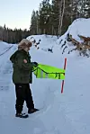 - Marker hvor viltet har tatt veien. Det gjør jobben så mye enklere for oss, sier Tor Aune og viser at en refleksvest er et ypperlig hjelpemiddel.