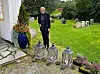 Nora Fagerland bidrar til at folk føler seg velkommen til Gravvik kirke.