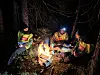 Det ble satt opp vakthold gjennom natten for å holde bålet i gang.