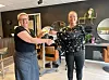 - Det er vel vanlig med et håndtrykk i forbindelse med et salg, sier en lattermild Anette Vikestad. Kristin Kalvik Seterøy er klar for det.