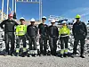 Cirka halve klassen på byggeplassen med lærerne. Fra venstre: Ståle Valø, Jhesrael Rapunte, Aron Hans, Christian Strand, Marco Carvalho, Kristin Flaat og Kjetil Hartviksen.