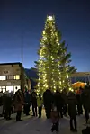 Mange møtte opp da julegrana ble tent i 2016. Arkivfoto