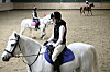 Nathalie S. Vollan og Shayn under ridetrening i ridehallen ved Val videregående skole.