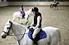 Nathalie S. Vollan og Shayn under ridetrening i ridehallen ved Val videregående skole.