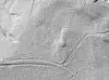 De små hvite strekene på LIDAR-bildet viser hvordan tunet var plassert. T.h. ligger en gravhaug.