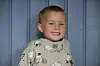 Bernard (4) fra Rørvik smiler bredt. Han har mye å fortelle – både om familien, naboen og kjæresten Othelie.