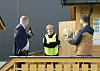 Ordfører Amund Hellesø (t.v.) og leder i idrettsrådet, Geir Vidar Nubal overrakte prisen til Anne Laugen.