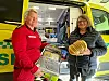 Kari-Janne Williksen mottok luene fra sanitetsleder Frøydis Wangsfjord.