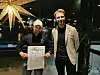 Torgeir Sørensen får beviset på at han er fagarbeider fra Jonas Williksen.