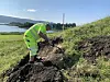 Arkeolog Lars Forseth graver i Herlaugshaugen.