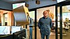 Erling Holmslet, leder av teknisk senter Telenor Kystradio. Han står åpningen i glassdøra mellom HRS og nåværende Telenor Kystradio.