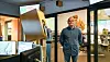 Erling Holmslet, leder av teknisk senter Telenor Kystradio. Han står åpningen i glassdøra mellom HRS og nåværende Telenor Kystradio.