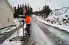 Grunneier Steinar Flasnes tror det blir en løsning på parkeringsproblemene, og skjulte fredag forbudsskiltet i Storbjørkåsen.