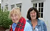 Søstrene Ingrid Hunnestad (94) og Anne Sofie Vågseng Henriksen (84) synes det er stas å komme til barndomshjemmet på Vågseng.