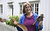 Nina Sæternes viser frem flere kuriositeter som egentlig er historiske verktøy. Men kan være ukjent for mange.