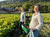 Ute Wengorz (til høyre) er en av de som er glad for å få være en del av andelslandbruket hjemme hos Meike Laan.
