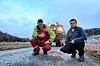 Jon Ofstad og Andreas Sveen roser kommunen for rask hjelp til å få tettet hullene langs Ofstadsjøveien.