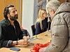 Mange benyttet mulighten til å slå av en prat og kjøpe et signert eksemplar av boka til Kadafi Zaman.