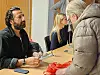 Mange benyttet mulighten til å slå av en prat og kjøpe et signert eksemplar av boka til Kadafi Zaman.