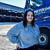 Caroline Pettersen ble vekket av lyder i hagen og oppdaget en ungdom som forsøkte å rive ned familiens juletre.
