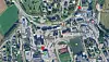 Ved idrettshallen på Kolvereid blir Sentrumsgata stengt (rødt kryss). Alternativ rute inn til Kolvereid blir å ta av på Bjørkåsvegen (rød pil). Google Maps