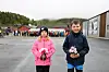 Maia Lundseng (9) og Fredrik Øren Helstad (9) får æren av å overrekke blomster til Kongeparet