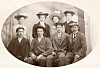 En gruppe unge bindalinger i sin fineste stas besøkte fotografen i 1905. Foran fra v. Alf Busch, Ingebrigt Brevik, Ottar Eriksen og Ole Olsen Myren. Bak Emma Onora Myren By, Olga Stokvik, Inga Myren og Josefine Myren.