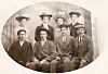 En gruppe unge bindalinger i sin fineste stas besøkte fotografen i 1905. Foran fra v. Alf Busch, Ingebrigt Brevik, Ottar Eriksen og Ole Olsen Myren. Bak Emma Onora Myren By, Olga Stokvik, Inga Myren og Josefine Myren.