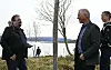 Jan Erling Pettersen (til venstre) i samtale med utredningsleder Frode Davidsen i Kommunal- og distriktsdepartementet og seniorrådgiver Marianne Bismo under befaringen i Gongstøa på Leka.