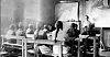Et bildeglimt fra 1920-tallet. Lærer Vida Oterbekk Fjær underviser elever ved Torstad Skole i Nærøy.