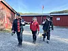 Frank Valan, Else Restad og Snorre Rolandsen på tur ut på standplass.