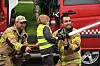 Malin Brøndbo Myhre syntes det var spennende med brannøvelse. Her er hun sammen med de lokale brannmennene, Len Villy Nygaard t.v. og Tom Andre Bondø