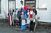 Denne gjengen bidrar til julefeiring i Rørvik. Bakerst: Aleksander Skjevelnes. Andre rekke fra venstre: Anne Grete Walaunet, Liv Anne Severeide, Rune Balle og Thomas Strand. Helt til venstre står Terje Kvalø med sin hvite hest, deretter Jahn Tharaldsen og Hanne Grande. Foran står hushjelpen Magda med Iben André og julenissen Stein Bjørnæs