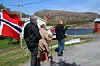 Toget går gjennom grenda.