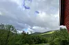 Ikke la deg lure av enkelte glimt av blå himmel. Det blir mye regn både i dag og i morgen.