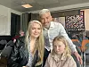Dennis Asbjørnsen stilte sporty opp på bilde sammen med Hanne Christine Wassås Engstad og datteren hennes etter foredraget på Nærøysund bibliotek.