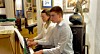 Oda Urdshals og Nikolai Skeie i full konsentrasjon under et imponerende firehendig pianostykke.