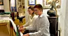 Oda Urdshals og Nikolai Skeie i full konsentrasjon under et imponerende firehendig pianostykke.
