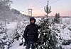 Morten Seljeskog ved siden av årets selvhugde juletre.