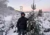 Morten Seljeskog ved siden av årets selvhugde juletre.