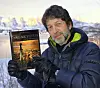 Roar Berg-Hansen med sin bok «Sagskysten - i vikingers kjølvann» som ble en bestselger i distriktet.