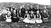 IOGT barnelosje 'Viknablomen' var samlet til fotografering på Valøya 1922. Første rekke fra venstre: Magnhild Valø, Andri Thorsen, Ebba Valø, Gudrun Borgan, Kristine Valø, Gunnar Kjønsøy, Oddny Holum og Bergliot Storsul. Andre rekke fra venstre: Lilly Frelsøy, Marie Valø, Hildur Storsul, Alf Storsul, Ola Holum, Marianne Storsul, Haldor Valø, Lorents Holum og Kaja Valø. Bakerst Peter J. Sørå.