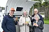Ola Daniel Aaring, Sigrid Mære Aaring, Viggo Reinert og Hardis Sigurdottir tok den lange ventetiden på ferjekaia i Gutvik med godt humør.