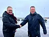 Jørgen Gaare Mathisen i Marøya Næringsutvikling hilser Grong Sparebank ved avdelingsleder Andreas Karlsen velkommen til Marøya.